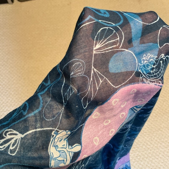 Alice in Wonderland Scarf - Picture 3 of 5